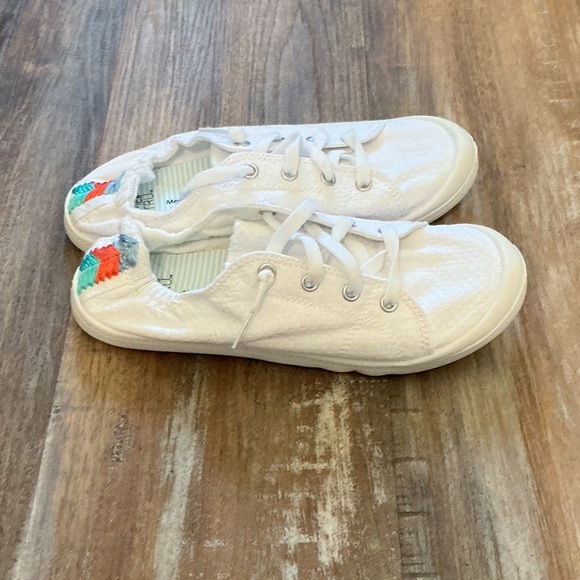 Time and Tru White Canvas Sneakers - Picture 3 of 4